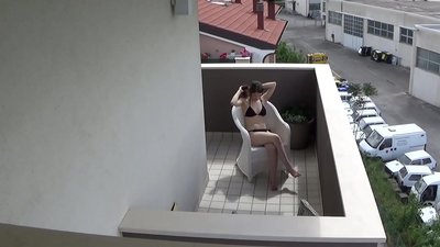 A’ brathadh air mo chompanach seòmar òg a’ masturbating air an balcony